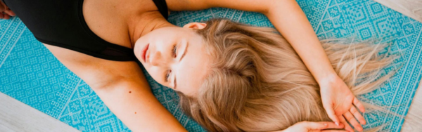 vrouw op yoga mat