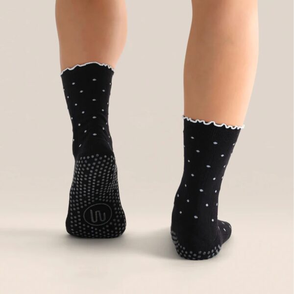 black ruffle pilatessokken Happy Hippie Yoga
