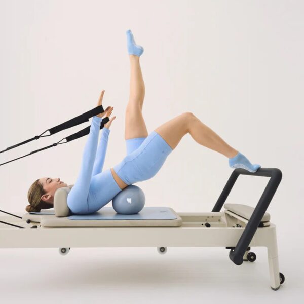 soft ball 22 cm tussen knieen tijdens pilates bridge