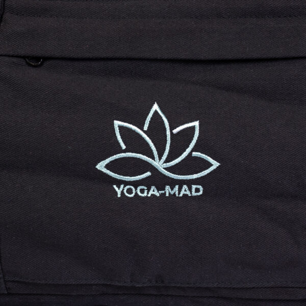 Brede Yoga Tas zwart – detail Yoga-Mad lotus logo