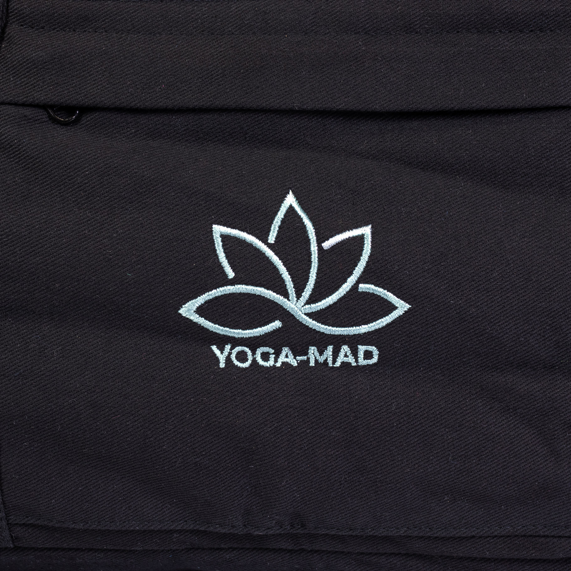 Brede Yoga Tas zwart – detail Yoga-Mad lotus logo